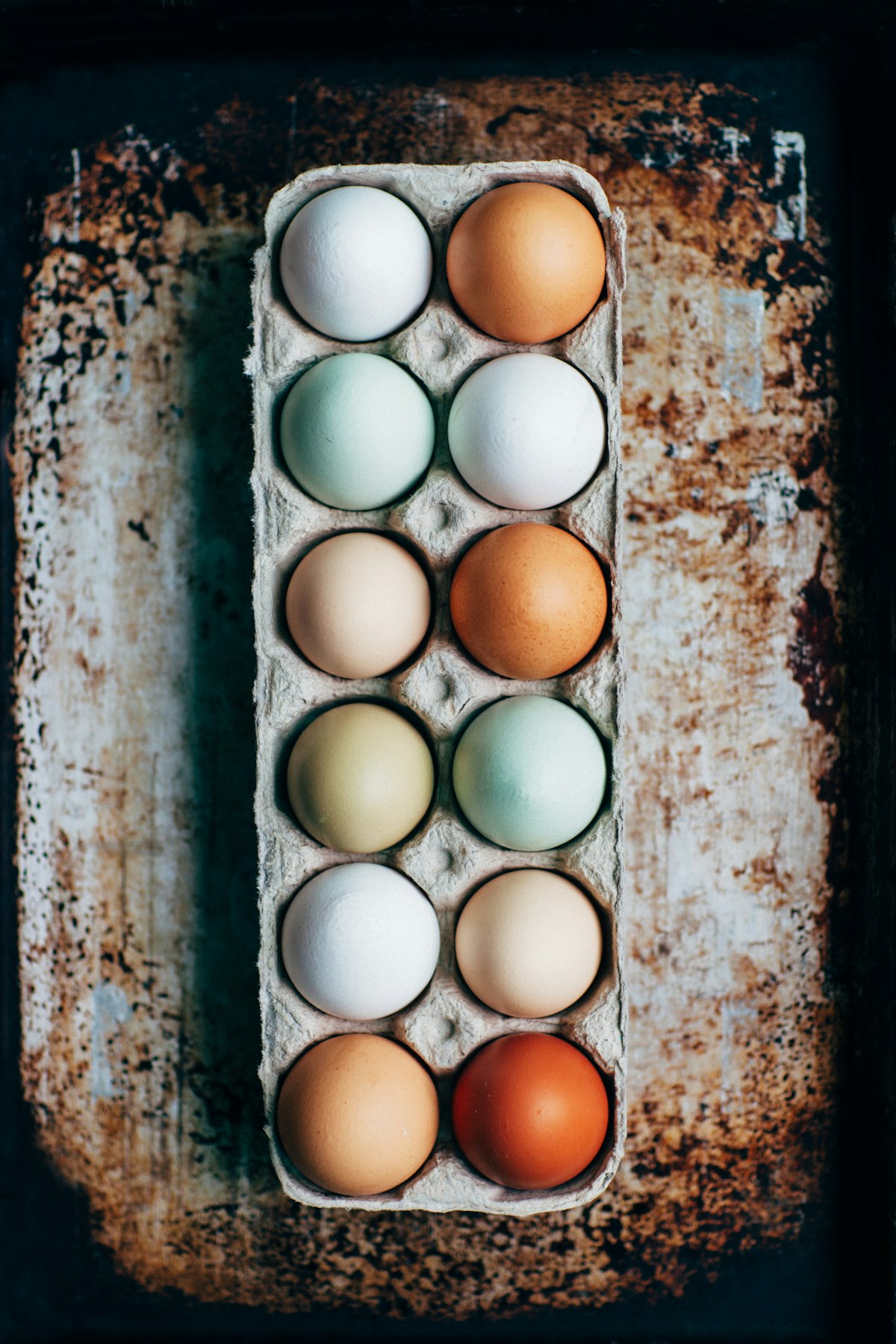 Cartón de huevos de campo en tonos rústicos